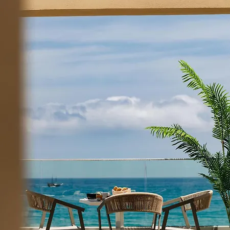 Hotell Batis Aero Beachfront Wellbeing 3*