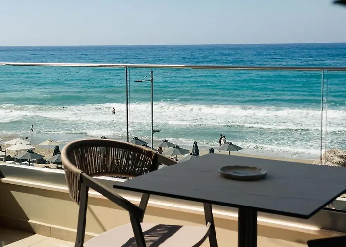 Batis Aero Beachfront Wellbeing Apartahotel Rétino